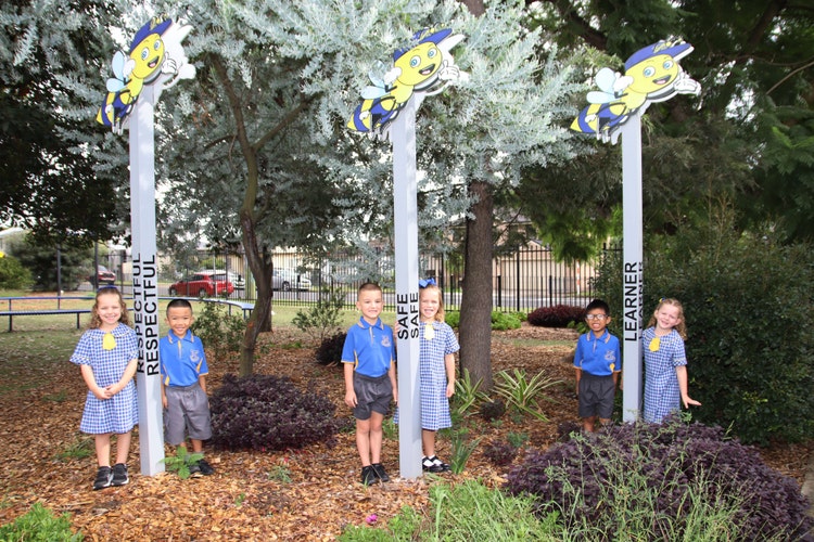 image of 6 students infront of the PBL bees